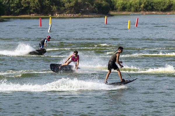 Jinhua residents embrace electric surfboarding on National Fitness Day