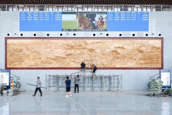 Dongyang wood carvings adorn Hengdian Railway Station