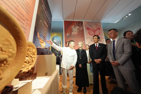 Jinhua's Dongyang woodcarvings shine in Paris