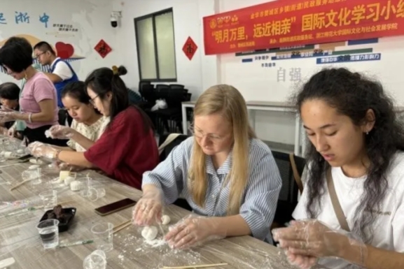 International students experience Mid-Autumn Festival customs in Jinhua