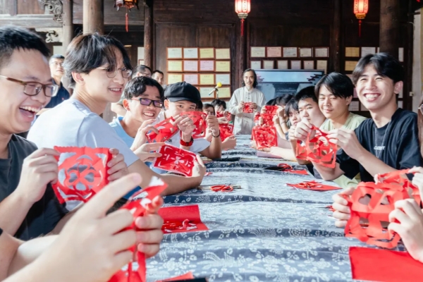 Singaporean students experience Jinhua paper cutting