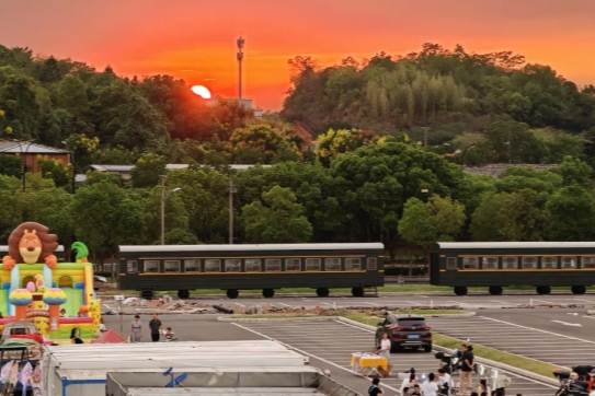 Residents embrace autumn serenity on lawn in Jinhua