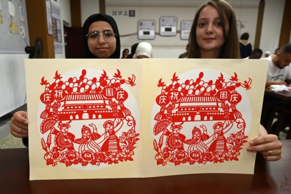 International students experience paper cutting in Jinhua