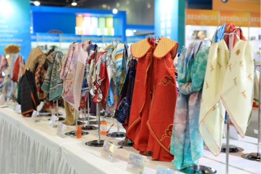 Over 30,000 tourism commodities dazzle visitors in Jinhua