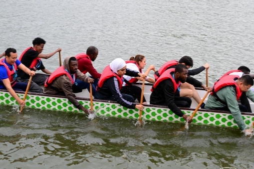 International students race dragon boats in Jinhua