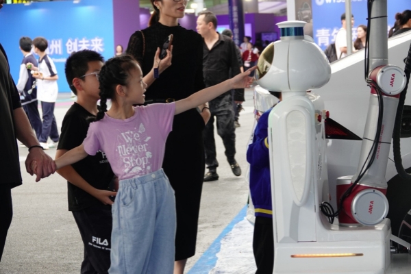 Jinhua's intelligent charging robot steals spotlight at WYSS