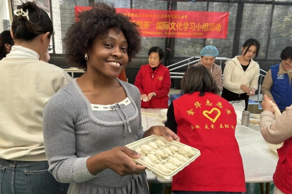 Intl students make salty tangyuan in Jinhua