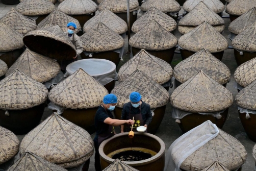 Traditional soy sauce production in full swing in Jinhua