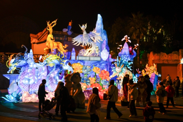 Jinhua's Hengdian World Studios light up New Year with lantern show