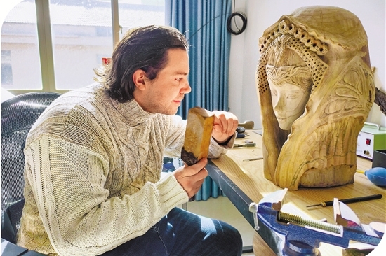 Frenchman bridges cultures through Dongyang woodcarving