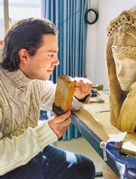 Frenchman bridges cultures through Dongyang woodcarving