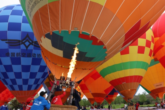 Jinhua's hot air balloon competition elevates sport, tourism