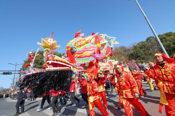 Jinhua's bench dragon dance showcases centuries of tradition