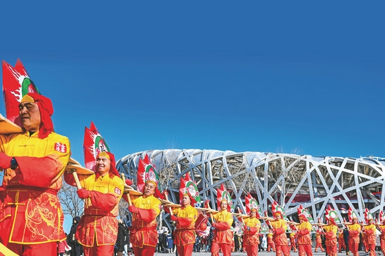 Giant lantern dragon stuns Beijing