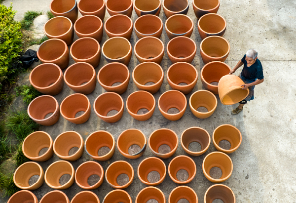 Jinhua craftsman makes crocks in traditional way