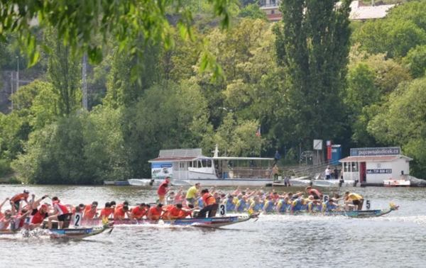 Pujiang athletes shine at 27th Prague International Dragon Boat Race