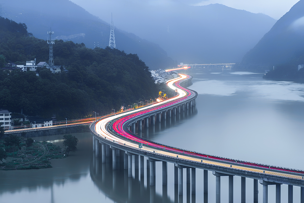 浙江丽水：航拍温丽高速戈溪江沿江大桥暮色VCG111335036990.jpg