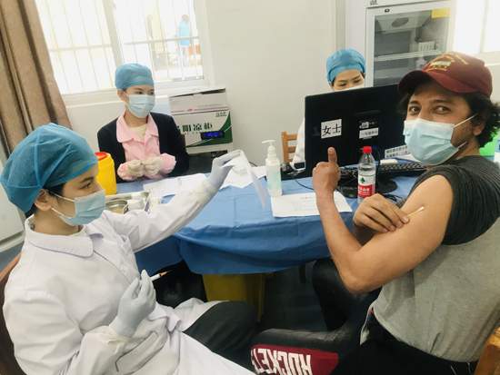 Over 200,000 foreigners in China receive vaccinations