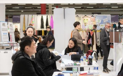 Keqiao textile firms attend Texworld Paris