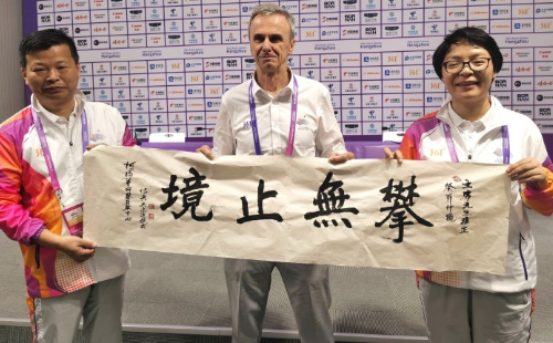 Yangshan climbing center presents calligraphy artwork to IFSC president