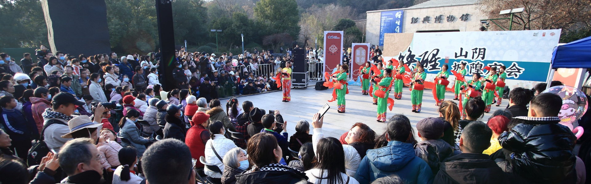 Shaoxing's CNY goods festival draws crowds