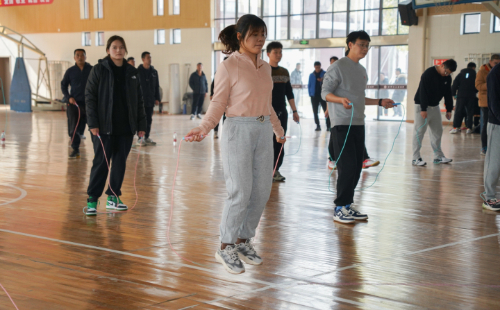 Shaoxing PE teachers train with rope skipping world champion