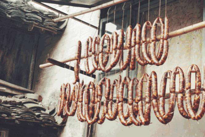 Soy-sauce meat hung before Shaoxing's first snow