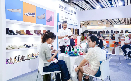 Hosiery expo showcases AI-designed socks in Zhuji