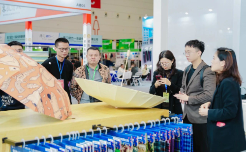 Umbrella expo achieves popularity, orders