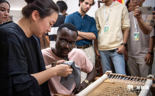 Expats learn intangible cultural heritage in Shaoxing's Shangyu