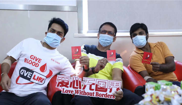 Indian volunteers donate blood in Shaoxing