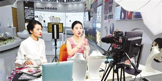 Village prospers by livestreaming sales of pearls