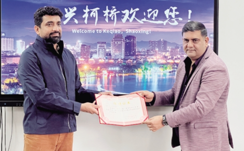 Indian businessmen awarded for rendering assistance to Keqiao