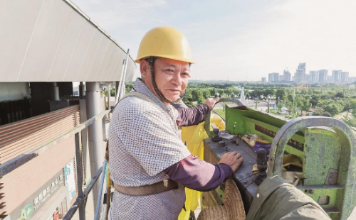 Exterior 'beauticians' transform Asian Games venues