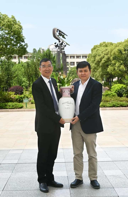 Zhang and school president.jpg