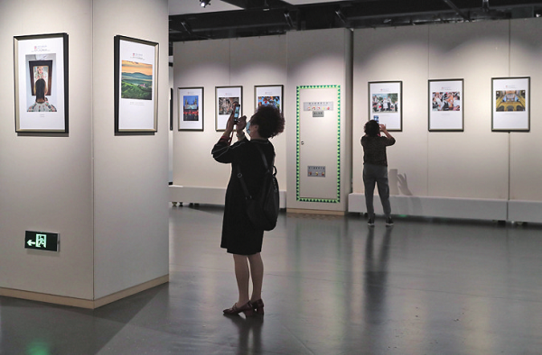 Photo exhibition puts on Wenzhou, Hungary cultures