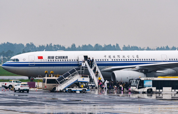 Wenzhou-Milan regular passenger flight takes off