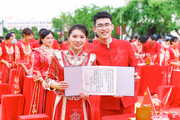 Collective wedding for alumni marks 90th anniversary of Wenzhou University