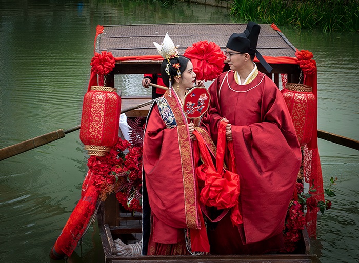Ancient-style wedding ceremony lures young couples