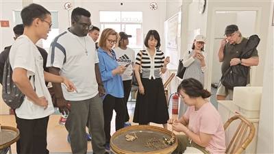 Foreigners learn about dendrobium flower economy in Longxi township