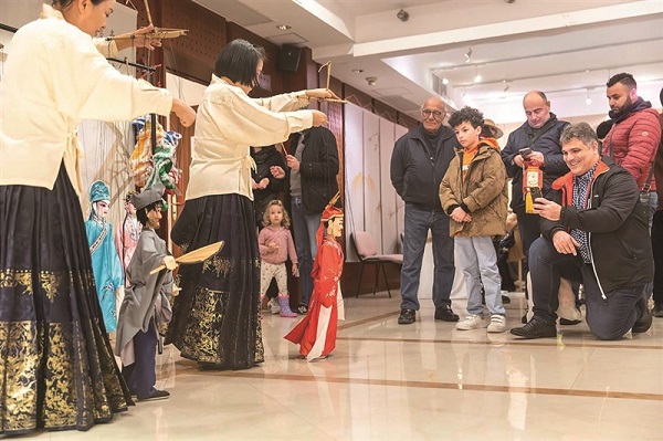 Wenzhou's intangible cultural heritage shines at intl Chinese New Year festivals