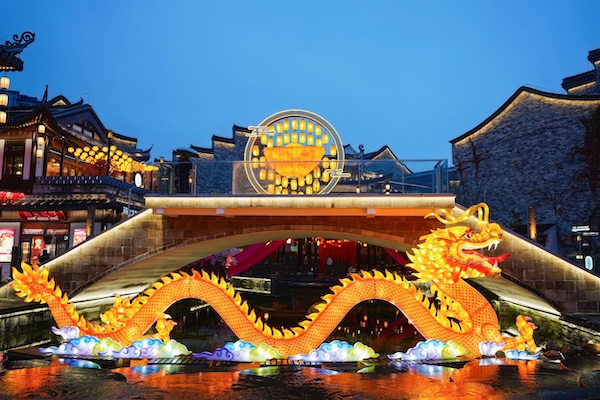 In pics: Festive atmosphere fills streets of Wenzhou