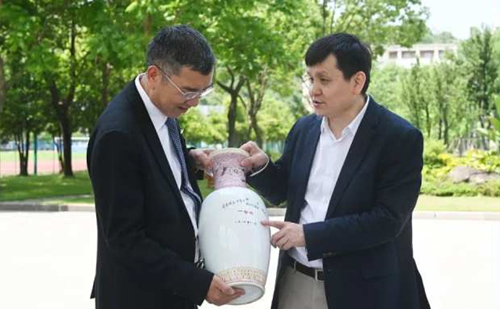 Zhang Wenhong visits alma mater in Zhejiang