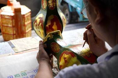 Veteran Yueqing craftsmen pass on age-old gold painting