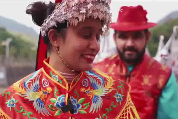 Foreign couple holds minority-style wedding in Wenzhou