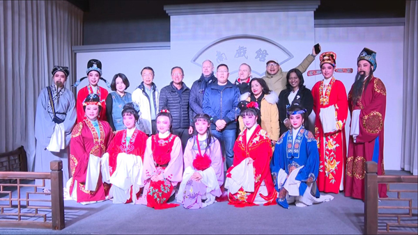 Foreign teachers learn about traditional Chinese opera