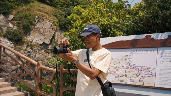 American photographer mails Dongtou connections to his family