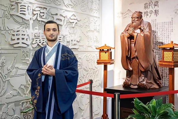 Alisher's distinctive 'time travel' at Yongjia School Museum