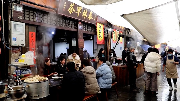 Zhejiang street markets bustling with life following refined COVID-19 response