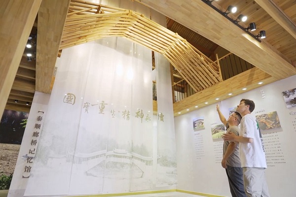 Gallery bridges more than cultural heritage to Taishun, expat says